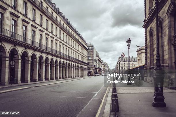 rue de rivoli street - rue de rivoli stock-fotos und bilder