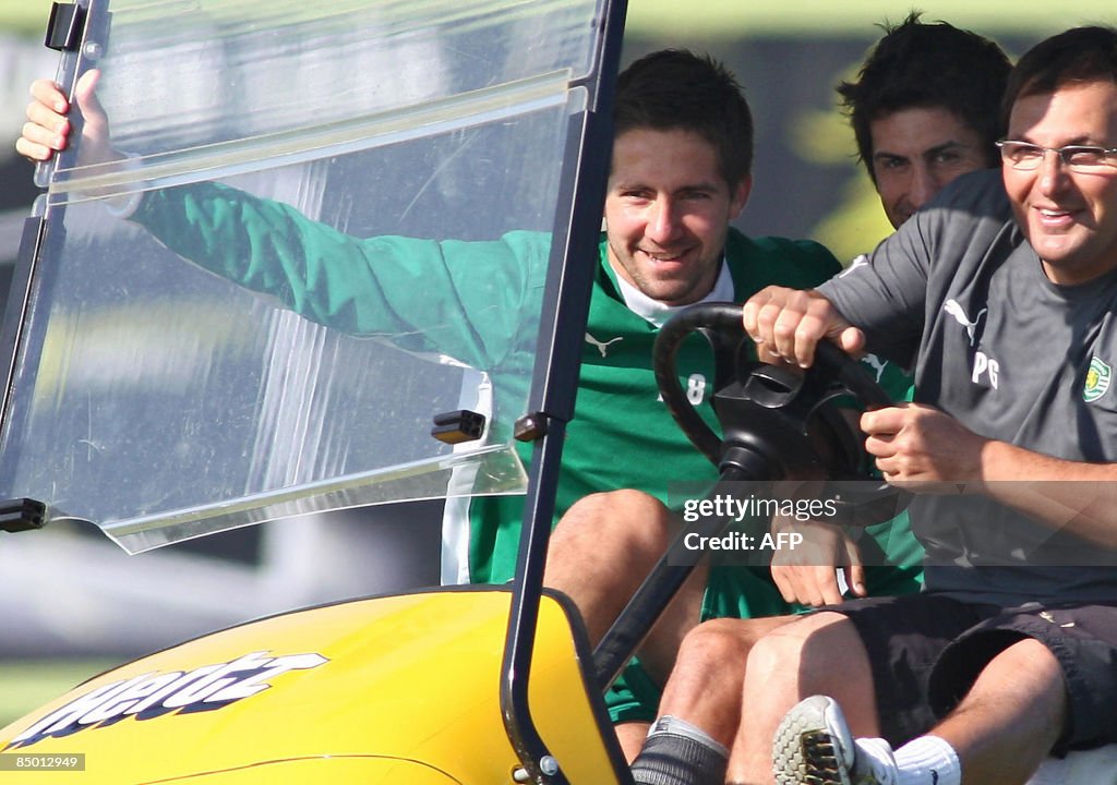 Sporting's teamcaptain Joao Moutinho (L)