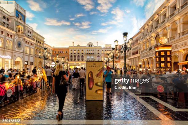 grand canal shoppes at venetian resort hotel, las vegas, nevada, usa - casino interior photos et images de collection