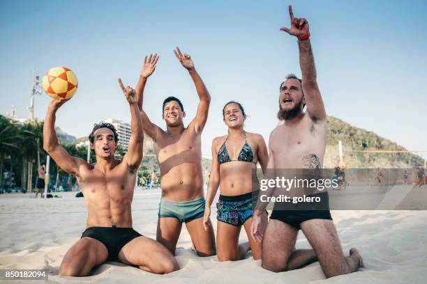 feliz desportistas mostrando sinal de vitória na praia - copacabana beach - fotografias e filmes do acervo