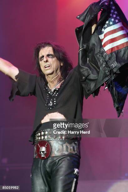 Photo of ALICE COOPER22, ALICE COOPER IN CONCERT AT BOURNEMOUTH B.I.C. ON 17TH. OF NOVEMBER 2005., 56 ATLANTIC PARK VIEW, WEST END, SOUTHAMPTON. SO18...