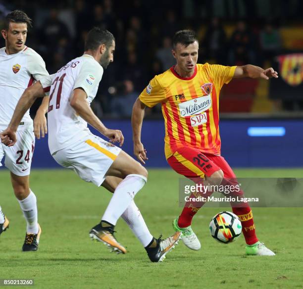 Ledian Memushaj of Benevento competes for the ball with Maxime Gonalons of Roma during the Serie A match between Benevento Calcio and AS Roma at...