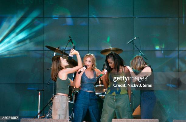 Photo of Shaznay LEWIS and ALL SAINTS and Melanie BLATT and Nicole APPLETON, L-R. Melanie Blatt, Natalie Appleton, Shaznay Lewis, Nicole Appleton