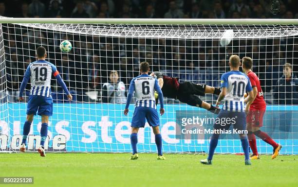Mathew Leckie scores the first goal during the Bundesliga match between Hertha BSC and Bayer 04 Leverkusen at Olympiastadion on September 20, 2017 in...