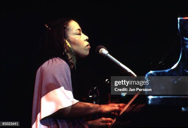Roberta 81 372 Flack 3 Stock Photos, High-Res Pictures, and Images - Getty Images