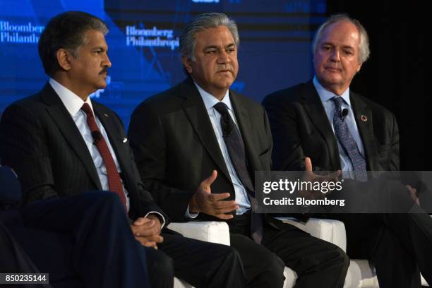 Arif Naqvi, chief executive officer of Abraaj Capital Ltd., center, speaks while Anand Mahindra, chairman of Mahindra & Mahindra Ltd., left, and Paul...