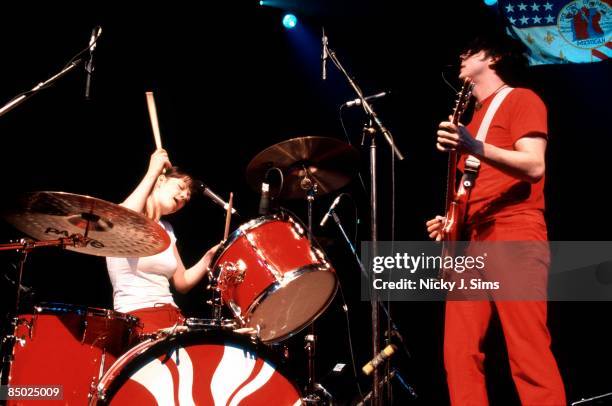 Photo of Jack WHITE and Meg WHITE and WHITE STRIPES, Meg and Jack White performing on stage