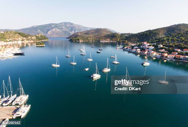 ithaca yacht parcheggio vista aerea - anchorage foto e immagini stock