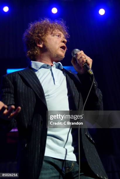 Photo of Mick HUCKNALL and SIMPLY RED, Mick Hucknall performing live on stage