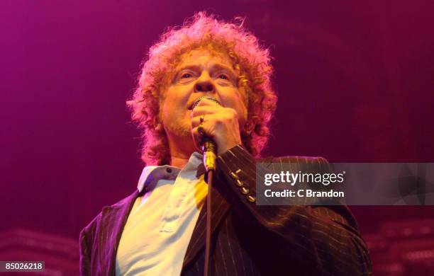 Photo of Mick HUCKNALL and SIMPLY RED, Mick Hucknall performing live on stage