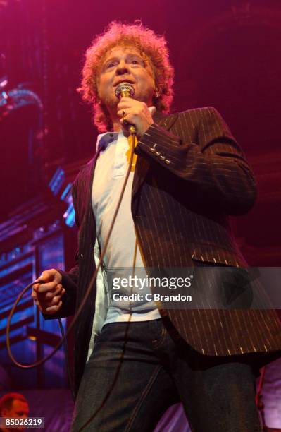 Photo of Mick HUCKNALL and SIMPLY RED, Mick Hucknall performing live on stage
