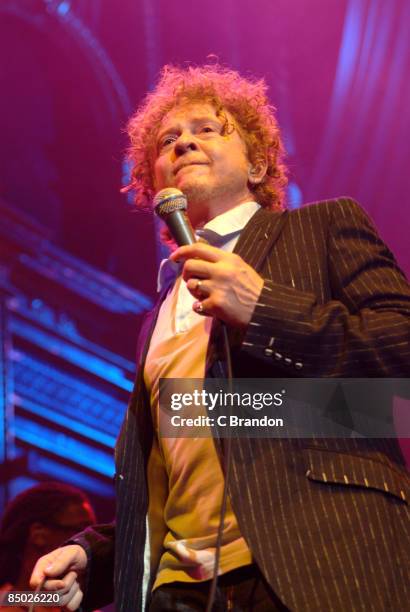 Photo of Mick HUCKNALL and SIMPLY RED, Mick Hucknall performing live on stage