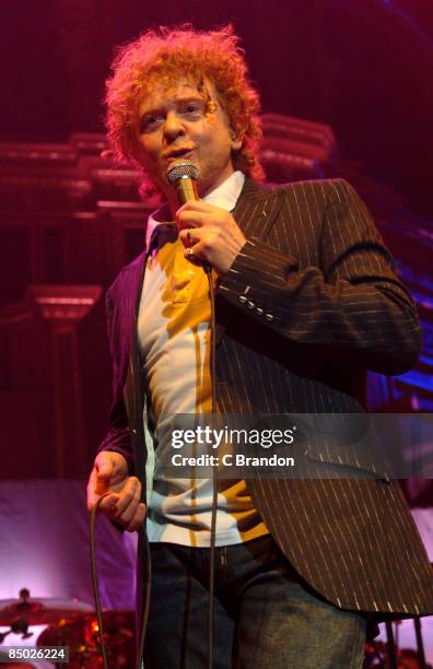 Photo of Mick HUCKNALL and SIMPLY RED, Mick Hucknall performing live on stage