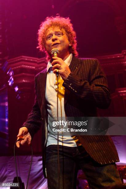 Photo of Mick HUCKNALL and SIMPLY RED, Mick Hucknall performing live on stage