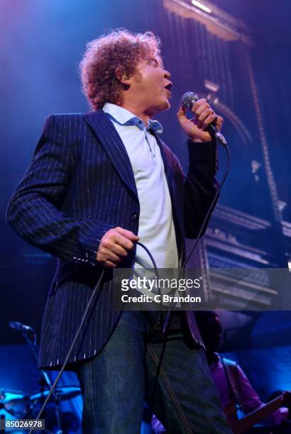 Photo of Mick HUCKNALL and SIMPLY RED, Mick Hucknall performing live on stage