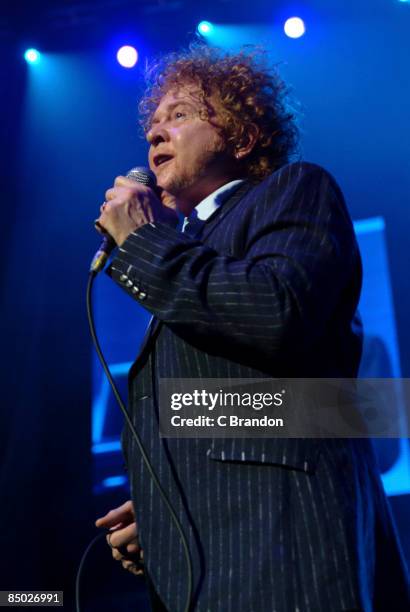 Photo of Mick HUCKNALL and SIMPLY RED, Mick Hucknall performing live on stage