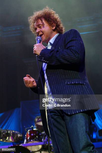 Photo of Mick HUCKNALL and SIMPLY RED, Mick Hucknall performing live on stage