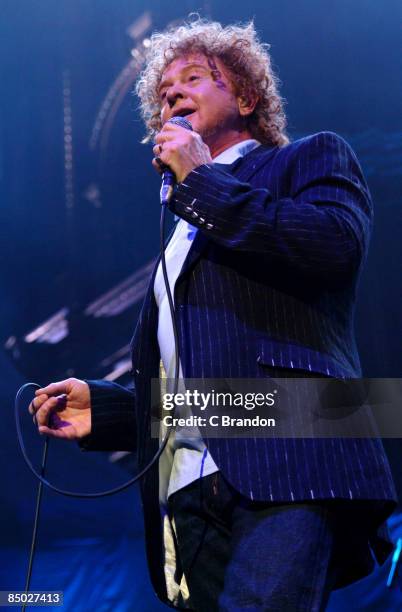 Photo of Mick HUCKNALL and SIMPLY RED, Mick Hucknall performing live on stage