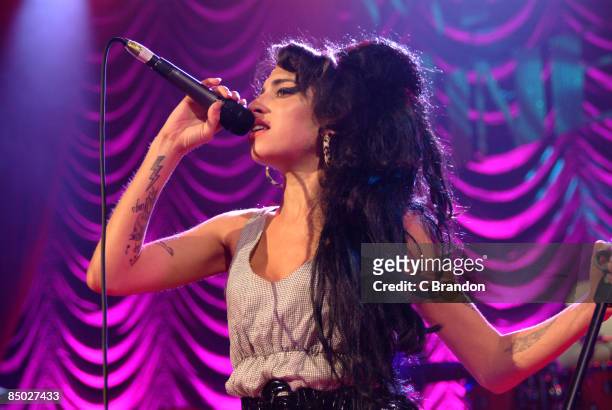 Photo of Amy WINEHOUSE, Performing live on stage