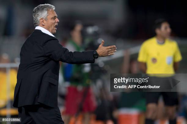 Coach Reinaldo Rueda of Brazil's Flamengo gestures during their 2017 Copa Sudamericana football match against Brazil's Chapecoense for the 2017 Copa...