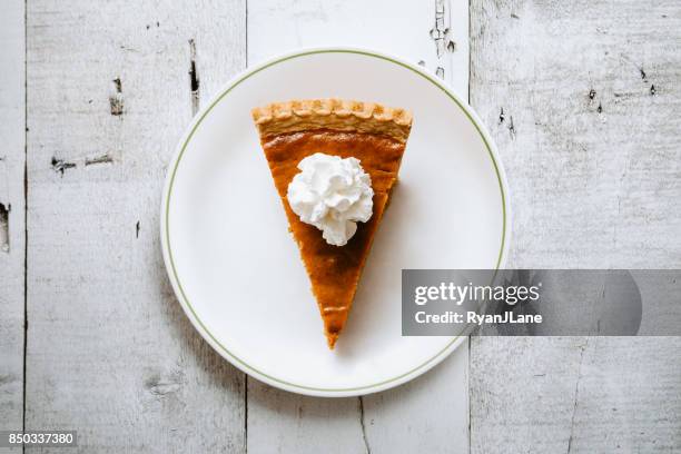 tranche de tarte à la citrouille sur fond rustique - tourte à la citrouille photos et images de collection