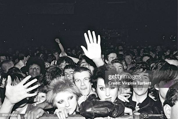 Punk Fans Punk Fashion 1970s Photos and Premium High Res Pictures - Getty Images