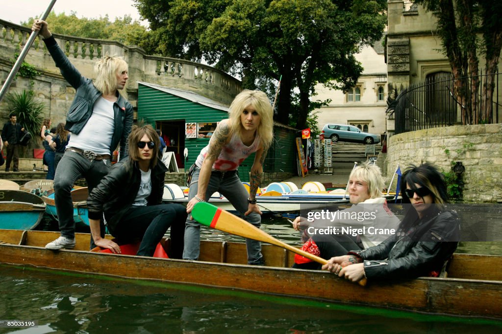 Photo Of TOWERS OF LONDON The Band Punting On The Cherwell News Photo photo-of-towers-of-london-the-band-punting-on-the-cherwell-news-photo