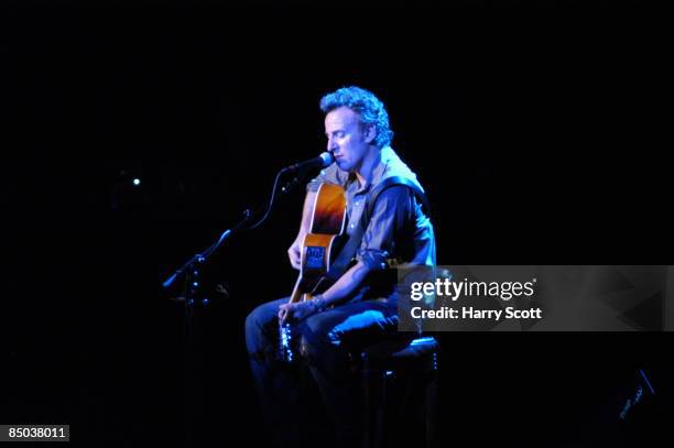 Bruce Springsteen 2005 661 Bruce Springsteen 2005 Stock Photos, High-Res Pictures, and Images ...