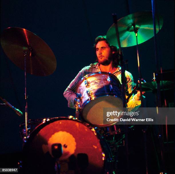 Photo of AVERAGE WHITE BAND; Robbie McIntosh