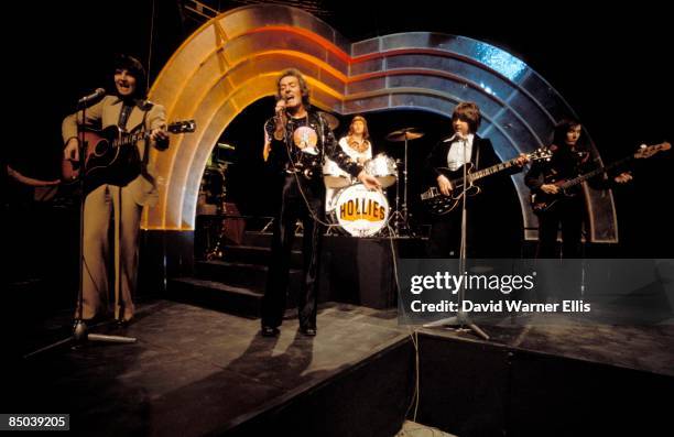 Photo of Tony HICKS and Terry SYLVESTER and HOLLIES and Bobby ELLIOTT and Bernie CALVERT and Allan CLARKE, L-R: Terry Sylvester, Allan Clarke, Bobby...