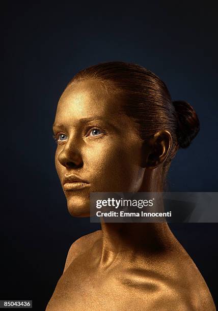 portrait of young woman in gold - expensive statue stockfoto's en -beelden