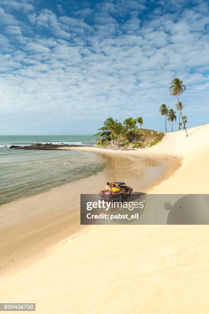 buggy tout-terrain de bugre genipabu beach natal - natal brésil photos et images de collection