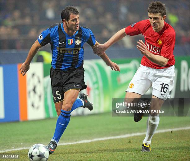 Inter Milan's Serbian midfielder Dejan Stankovic fights for the ball with Manchester United's English midfielder Michael Carrick during their UEFA...