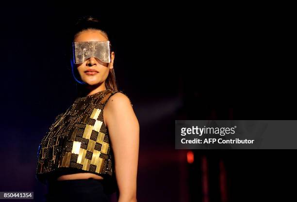 An Indian model showcases a creation by designer Nikhil Thampi during the Tech Fashion Tour Season 3 in Mumbai on late September 20, 2017. / AFP...