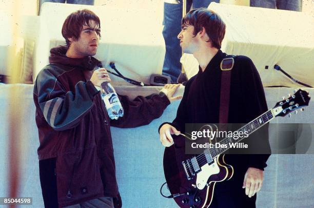 22nd December 1995: WHITE ROOM Photo of Noel GALLAGHER and Liam GALLAGHER and OASIS, Liam Gallagher and Noel Gallagher, talking on the set of UK TV...