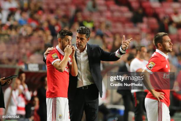 Benficas midfielder Pizzi from Portugal and Benficas head coach Rui Vitoria from Portugal during the Portuguese Cup 2017/18 match between SL Benfica...