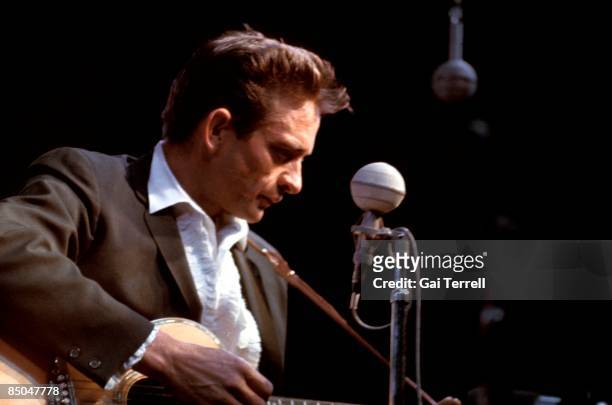 Photo of Johnny CASH, Johnny Cash performing on stage