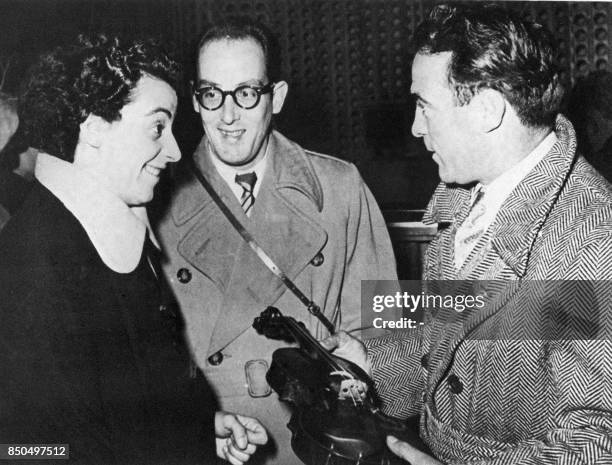 L'ex-champion du monde des poids moyens, Marcel Cerdan , en compagnie de la violoniste Ginette Neveu, le 27 octobre 1949, est sur le point de prendre...
