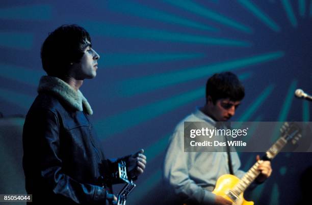 Photo of Noel GALLAGHER and Liam GALLAGHER and OASIS, Liam Gallagher and Noel Gallagher performing on UK TV show
