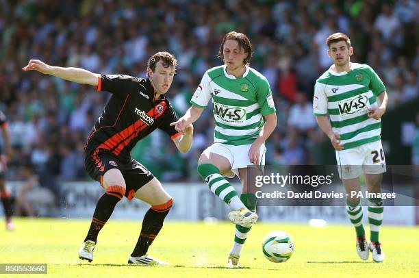 Yeovil Town's Luke Ayling and Sheffield United's Kevin McDonald battle for the ball