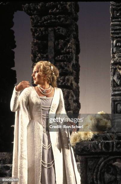 Photo of Katia RICCIARELLI and OTELLO, Katia Ricciarelli as Desdemona