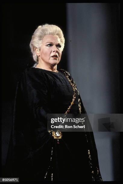 Photo of Marilyn HORNE and ORLANDO FURIOSO, Marilyn Horne as Orlando