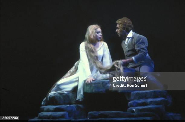 Photo of Dale DUESING and Maria EWING and PELLEAS ET MELISANDE, Maria Ewing as Melisande, Dale Duesing as Pelleas