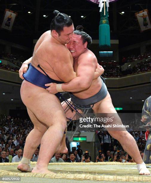 Arawashi pushes Asanoyama out of the ring to win during day twelve of the Grand Sumo Autumn Tournament at Ryogoku Kokugikan on September 21, 2017 in...