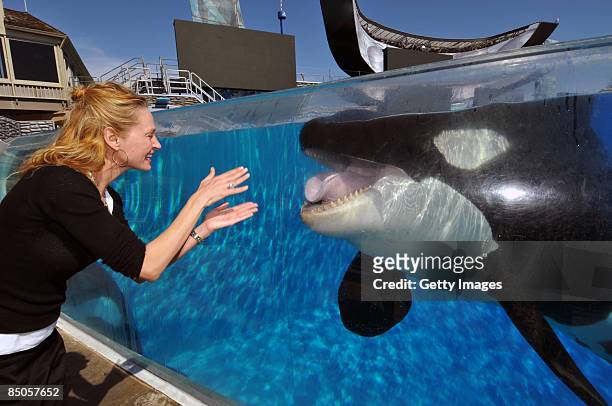 Actress Uma Thurman greets killer whale Shamu during a visit to SeaWorld February 20 ,2009 in San Diego, California. The star of films "Pulp Fiction"...