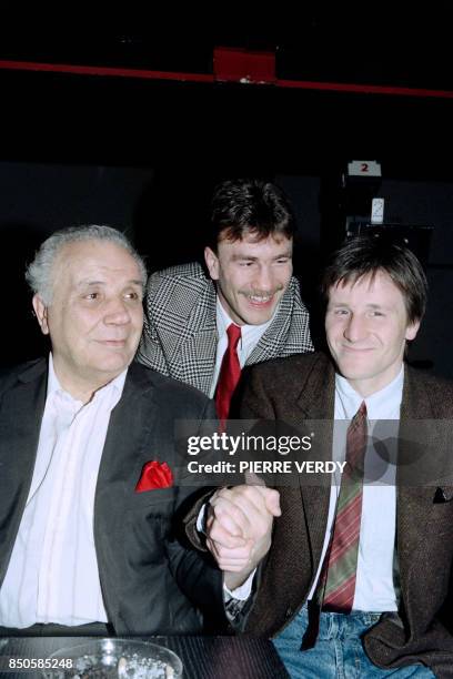 Photo taken on April 2, 1991 shows former US boxer Jake LaMotta , nicknamed "The Raging Bull", French boxers René Jacquot and Lionel Jean prior a Tv...