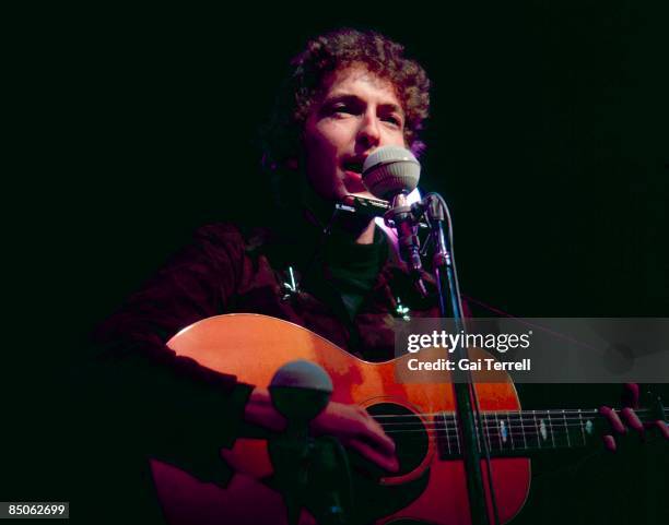 Photo of Bob DYLAN, performing live onstage