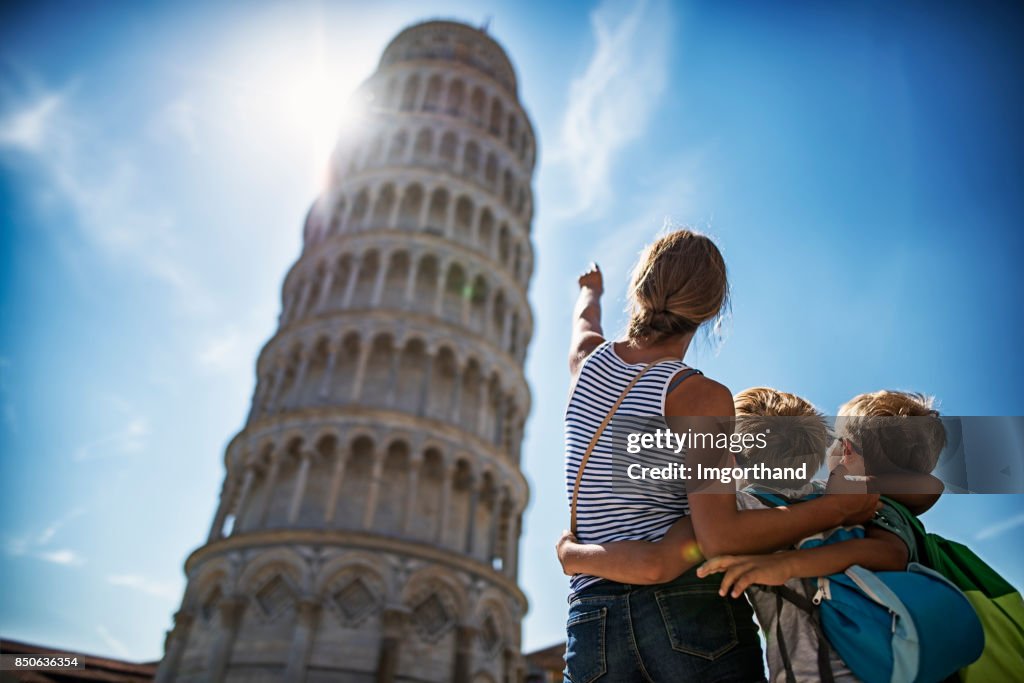 Brothers and sister sightseeing in Pisa