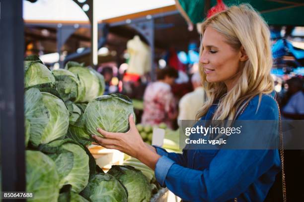 mulher na greenmarket - cabbage family - fotografias e filmes do acervo