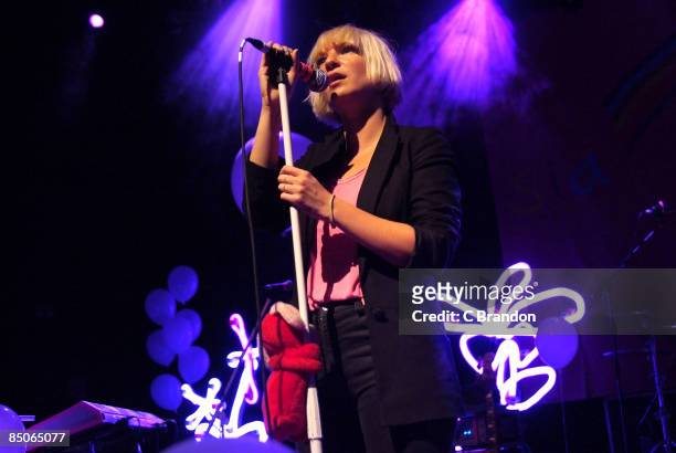 Photo of SIA and Sia FURLER, Sia Furler performing on stage